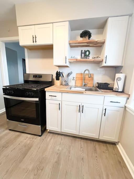 The Gateway: Entire Apartment 7 Mins From Airport Cleveland Buitenkant foto