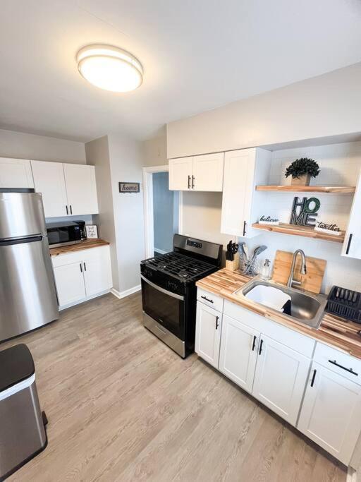 The Gateway: Entire Apartment 7 Mins From Airport Cleveland Buitenkant foto