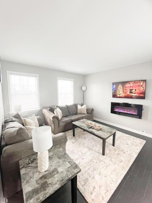 The Gateway: Entire Apartment 7 Mins From Airport Cleveland Buitenkant foto