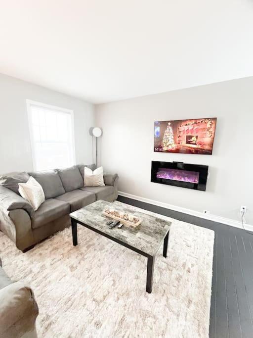 The Gateway: Entire Apartment 7 Mins From Airport Cleveland Buitenkant foto